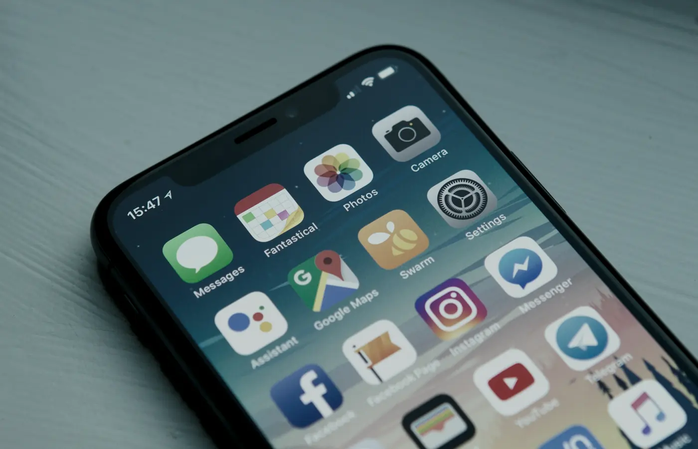 La pantalla de inicio de un teléfono llena de aplicaciones