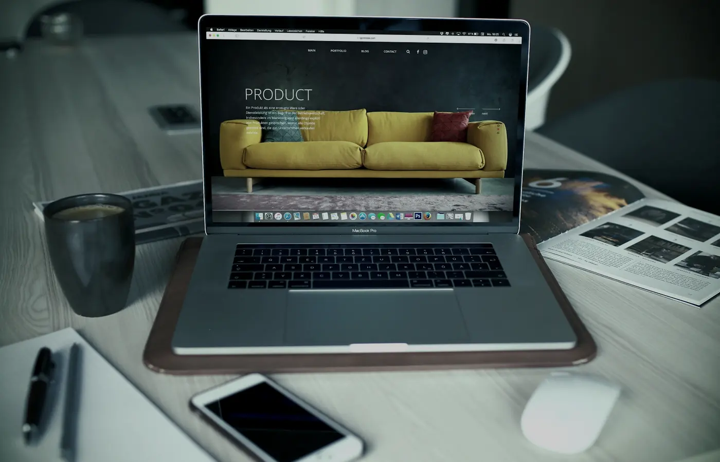 Un sitio web abierto en una laptop sobre un escritorio ordenado